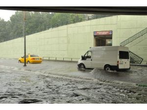 Yarım Saat Yağmur Yağdı, Yollar Suyla Doldu