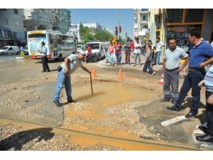 Su Borusu Patladı, Görme Engelli Yaya Ve Bir Araba İçine Düştü