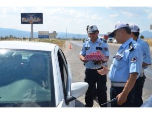 Bayram Yolunda Gül Lokumu İkramlı Trafik Denetlemesi Yapıldı