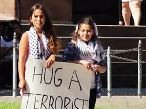 İki Filistinli kızdan çok anlamlı eylem