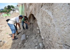 İzmir'deki Antik Roma Tiyatrosuna İlk Kazma Vuruluyor