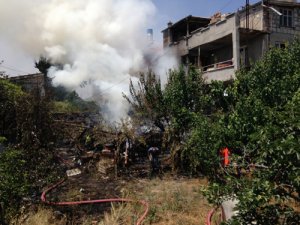 Yemek pişirmek isterken evi yaktı