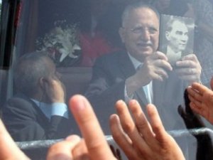 İhsanoğlu Atatürk'ü anlatan kitabı öpüp başına koydu