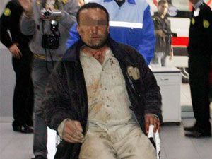 Araçları taşladı hastanelik oldu