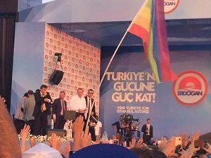 AKP'li eşcinseller Erdoğan'ın önünde bayrak açtı