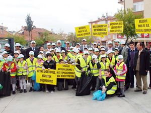 Çevreci öğrenciler iş başında