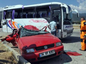 Otomobil, Midibüsle Çarpıştı: 20 Yaralı