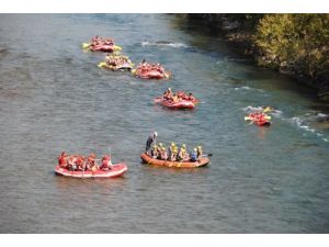 Yerli Ve Yabancı Turistler Raftingcilerin Yüzünü Güldürüyor