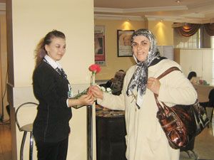 Akademi Hastanesi hastalara gül dağıttı