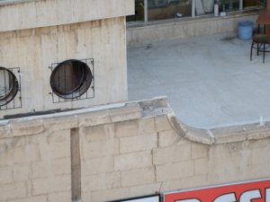 Erdoğan'ın seçim afişinin düşürdüğü taş iki kişiyi yaraladı