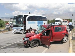 Erzincan'da Otomobille Otobüs Çarpıştı: 1 Ölü, 2 Yaralı