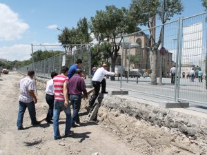 Mevlana Caddesi'nde vatandaşa geçit yok