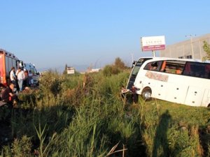 Manisa'da otobüs şarampole devrildi: 52 yaralı