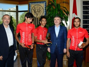 İranlı bisikletçiler Başkan Akyürek’i ziyaret etti