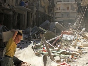 Suriye rejimi Halep'e ölüm yağdırdı