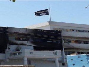 Peşmergenin kalesine IŞİD bayrağı!