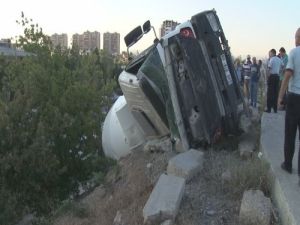 Çimento Yüklü Mikser Kamyonu Şarampole Devrildi: 1 Yaralı