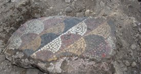 Tarihi mozaiklere zarar vermişler