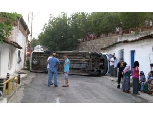 Alkollü Ve Hızlı Olduğu İddia Edilen Şoför Sokak Ortasında Koca Minibüsü Devirdi