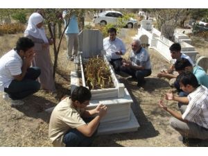 17 Ağustos'taki Depremde Hayatını Kaybeden Cihan Muhabiri Mezarı Başında Anıldı