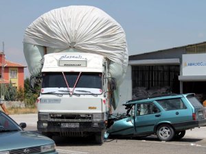 Otomobil kamyonetin altına girdi: 2 yaralı