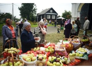 Rusya’da Din Adamları Bereket İçin Meyveleri Kutsadı