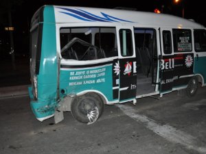 Minibüs ile otomobil çarpıştı: 6 yaralı