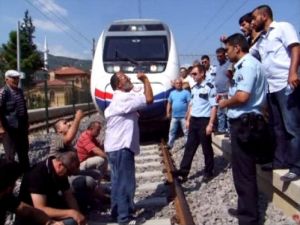 Yüksek Hızlı Treni Raylara Oturarak Durdurdular