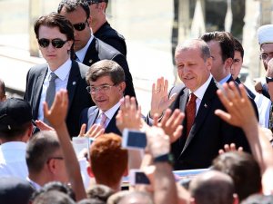 Erdoğan ve Davutoğlu Cuma namazını beraber kıldı