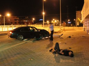 Otomobil aydınlatma direğine çarptı: 2 yaralı