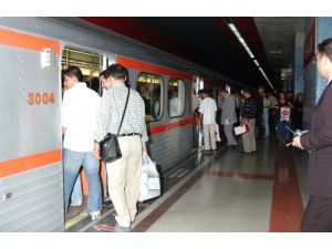 Başkent’te Ring Seferleri Başladı, Geç Gelen Metro Vatandaşın Tepkisini Çekti