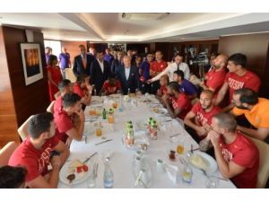 Ünal Aysal, Süper Kupa Öncesi Takıma Moral Ziyaretinde Bulundu