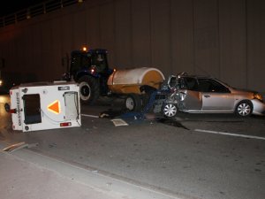 Otomobil traktöre çarptı: 2 yaralı