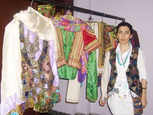 Azerbaycan geleneksel kıyafetlerini yaşatıyor