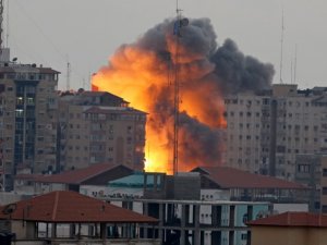 Yasama Meclisi binasını bombaladı