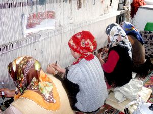 Emirgazi'de el dokuma halı kursu ilgi görüyor