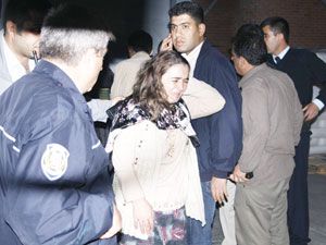 Patronunu bıçaklayıp eşini rehin aldı