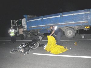 Kamyona arkadan çarpan motosiklet sürücüsü öldü