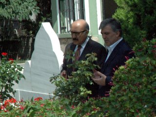 Abdullah Gül Erbakan'ın mezarına gitti