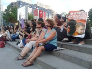 Kadınlar Ağızlarını Siyah Kurdeleyle Bağlayıp Işid’i Protesto Etti