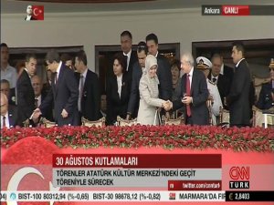 Sare Davutoğlu Kılıçdaroğlu ile el sıkıştı