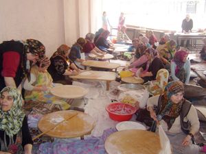 Asırlık çınarın gölgesinde kermes
