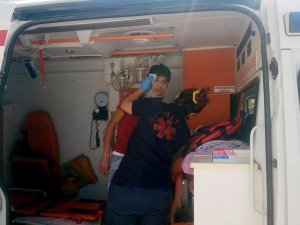 Arabayı hurdaya çevirdi