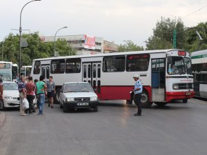 Otobüs durağında 3 araç birbirine girdi