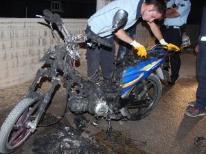 Konya’nın Beyşehir ilçesinde arızalanan motosiklet yandı.