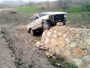Otomobil duvara çıktı: 3 yaralı