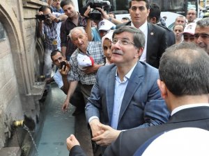 Davutoğlu, Memleketinde Babasının Mezarını Ziyaret Etti