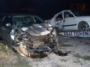 Otomobiller çarpıştı: 1 ölü, 8 yaralı