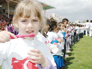 1500 çocuk aynı anda diş fırçaladı