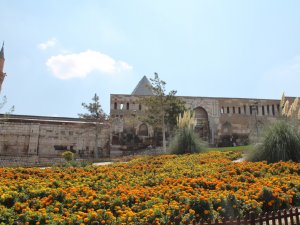 Tarihi cami canlanıyor